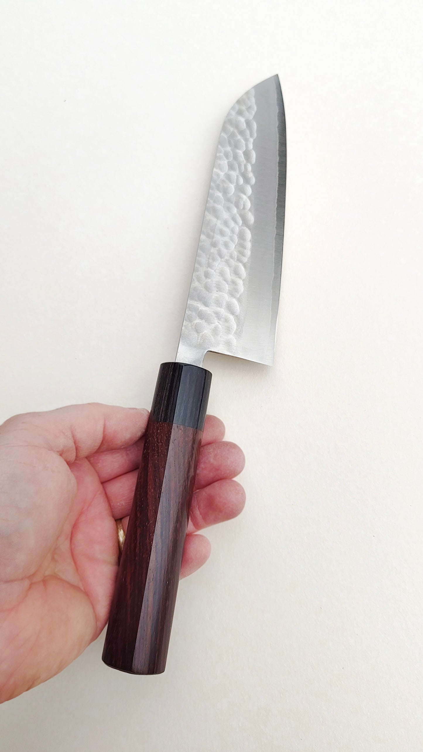 Magnifique couteau de cuisine japonais damassé "Santoku" VG10 165mm "Tsuchime"