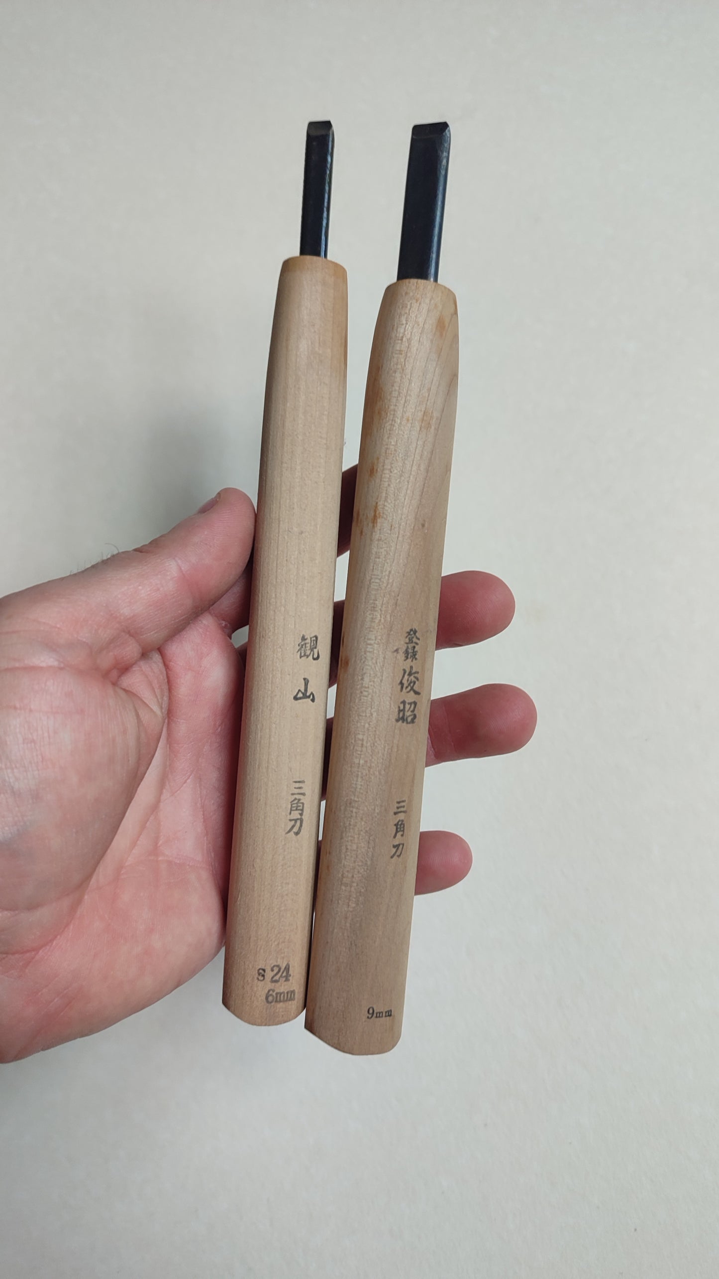 Paire de gouges japonaises en V de gravure sur bois "Chokokuto" 6 & 9mm