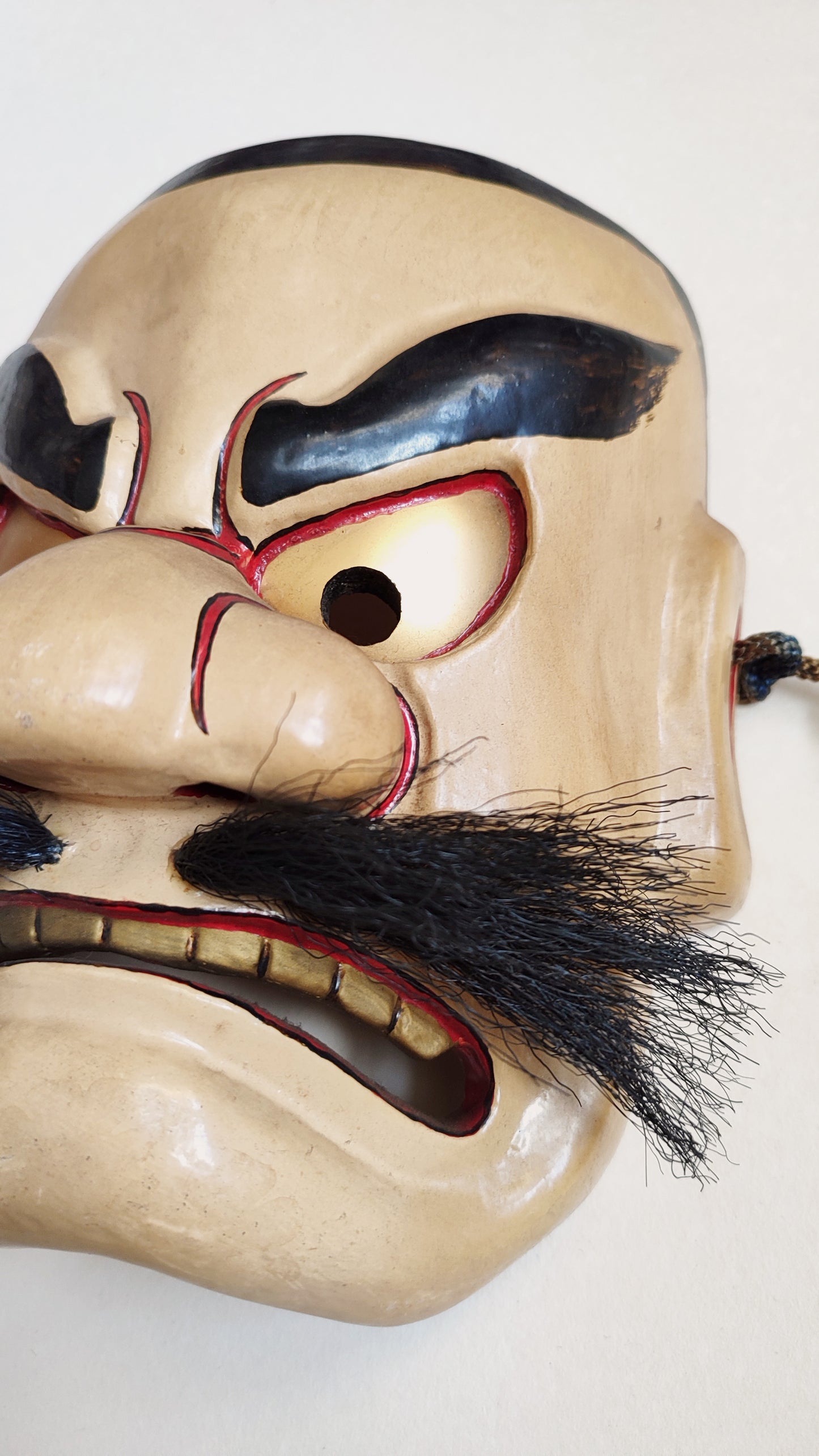 Masque du théâtre Noh de la divinité "Susano-o no Mikoto" sculpté par Hiramatsu Ryugaku (Copie)