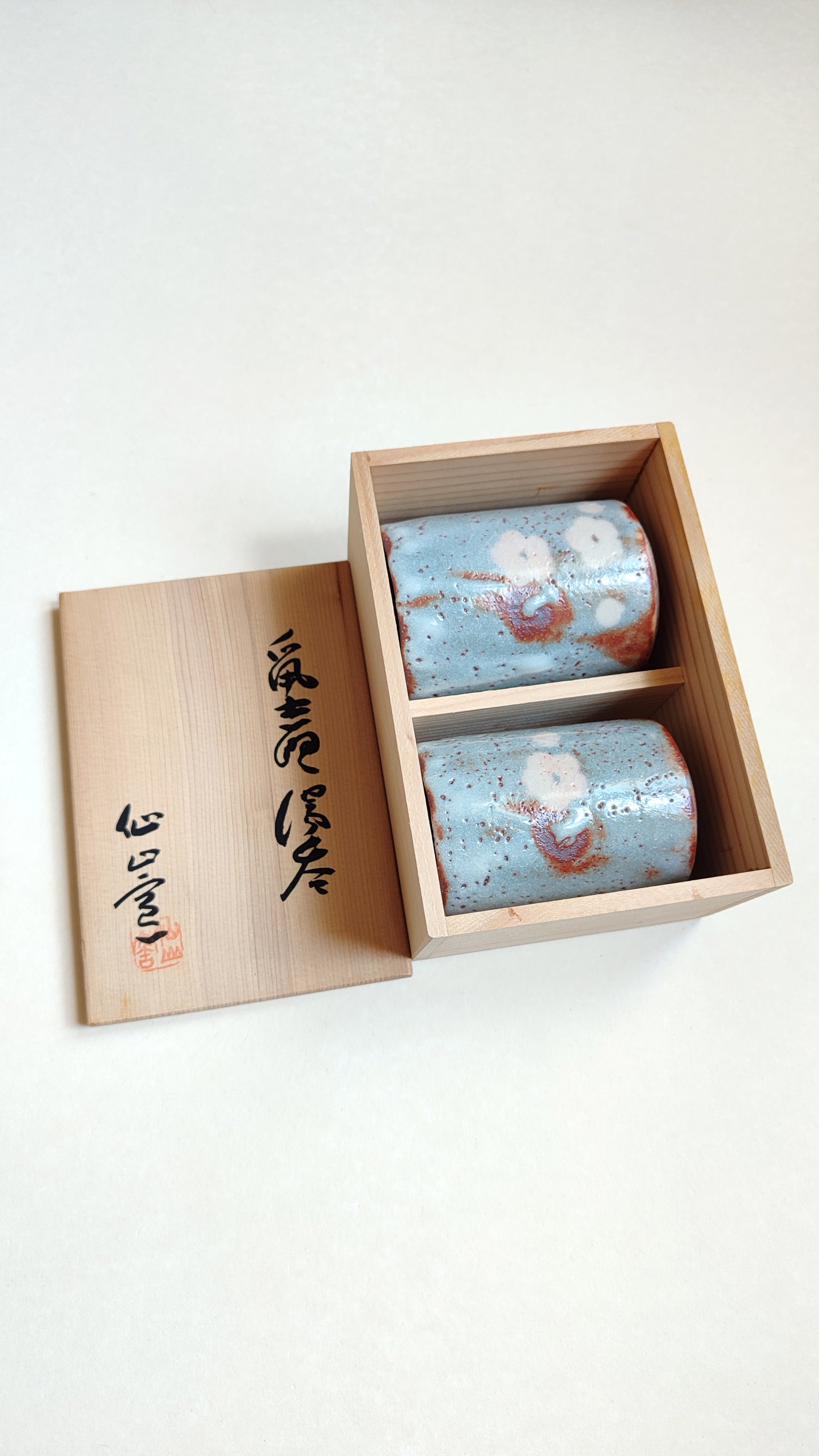 Paire de tasses à thé de style "Shino" 98mm du célèbre "Hidetako Ando"