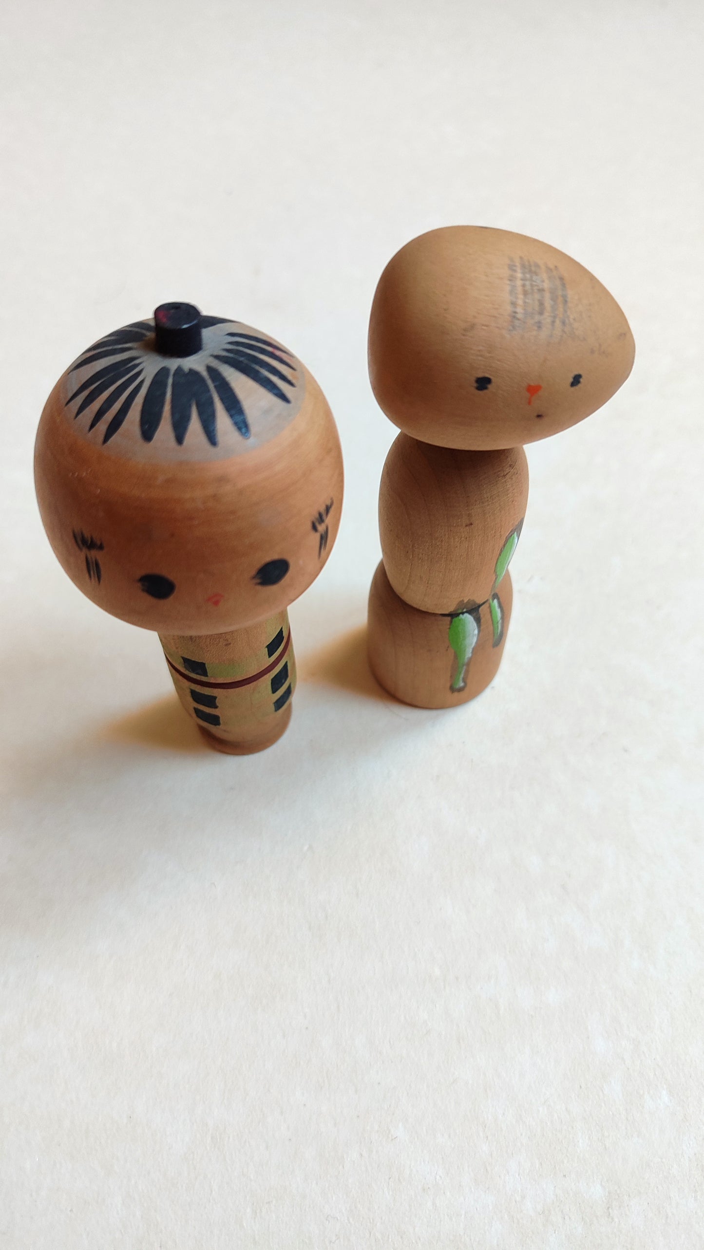 Duo de petites poupées japonaises en bois "Kokechi" 105mm "Izumi"