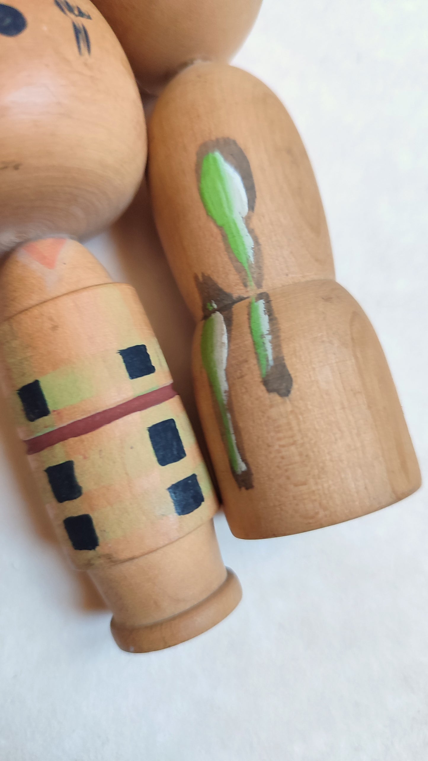 Duo de petites poupées japonaises en bois "Kokechi" 105mm "Izumi"