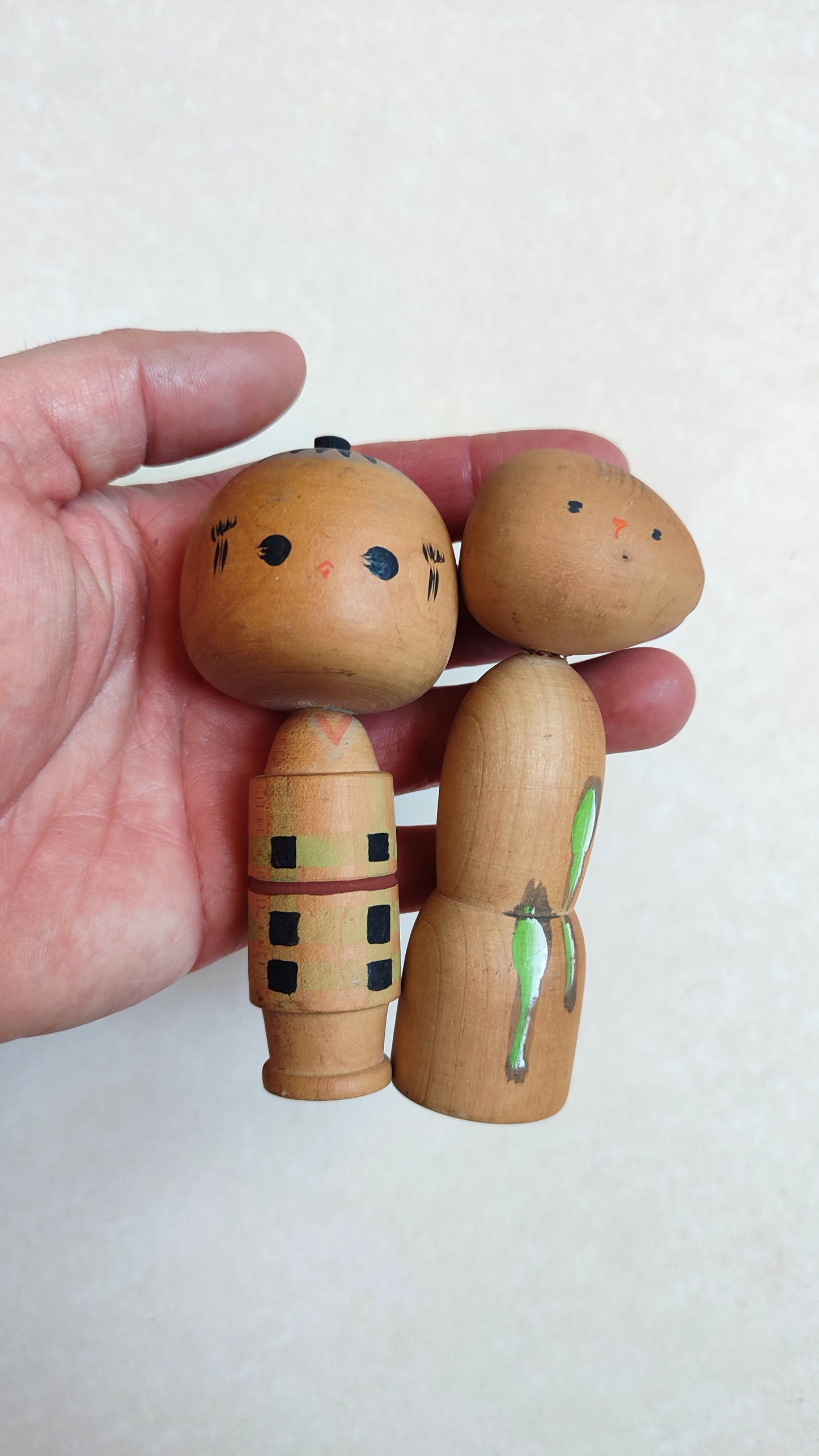 Duo de petites poupées japonaises en bois "Kokechi" 105mm "Izumi"
