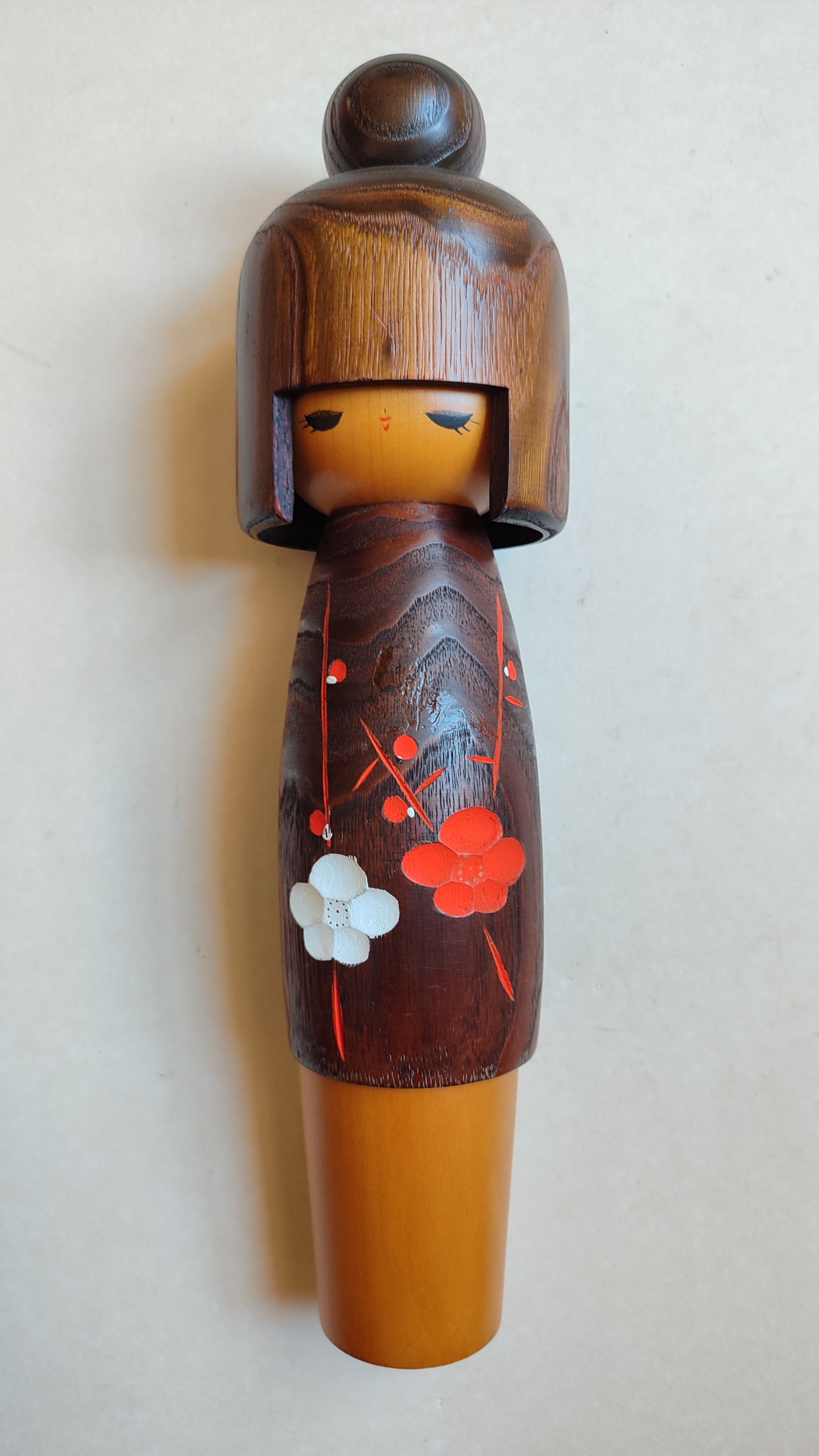 Poupée en bois kokeshi japonaise vintage peinte à la main Poupée en bois kokeshi japonaise vintage peinte à la main