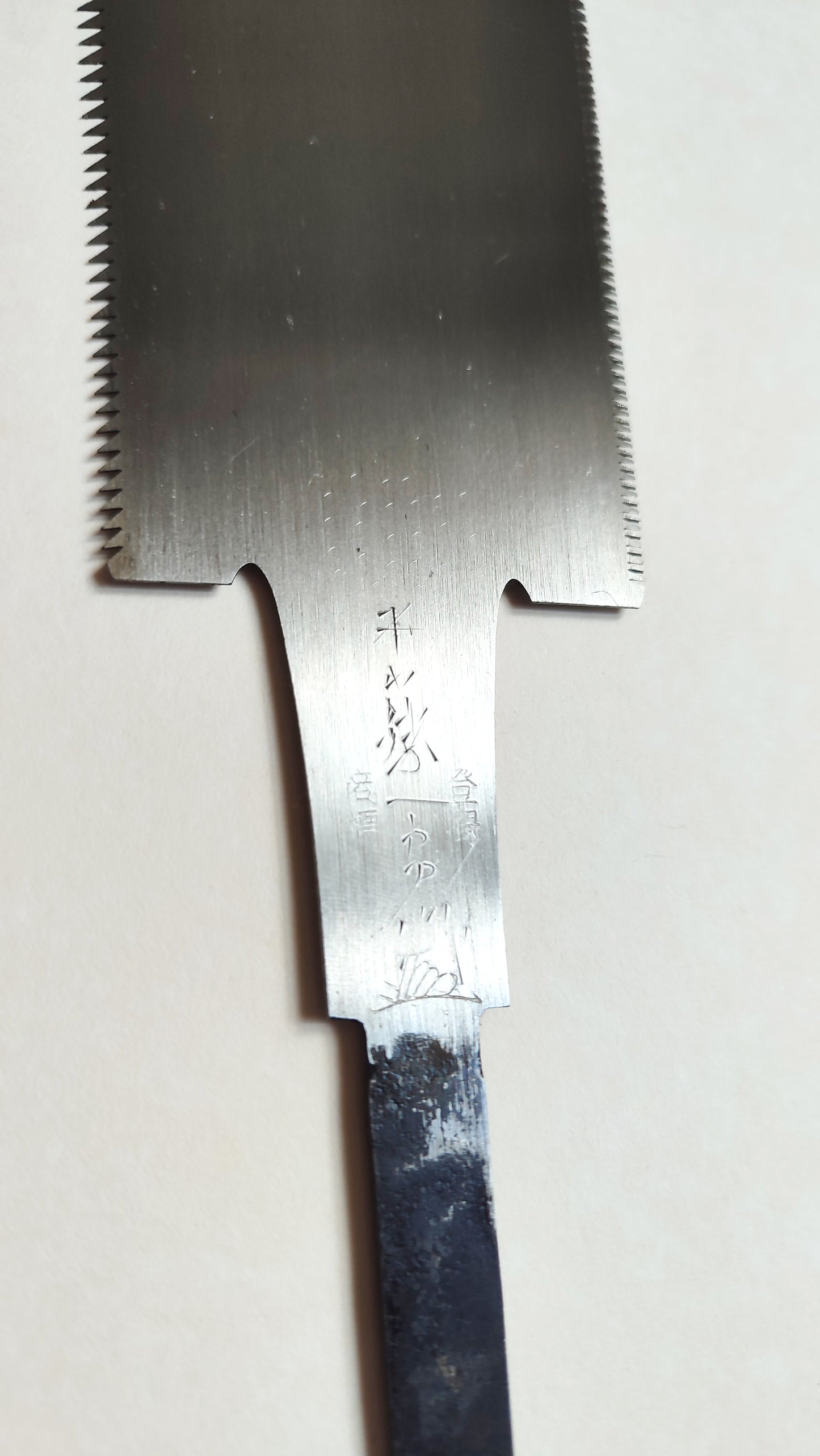 Magnifique scie japonaise forgée "Ryoba" 210mm