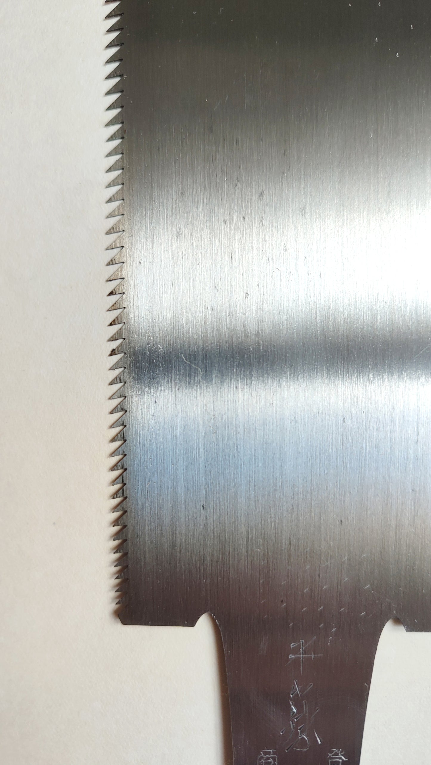 Magnifique scie japonaise forgée "Ryoba" 210mm