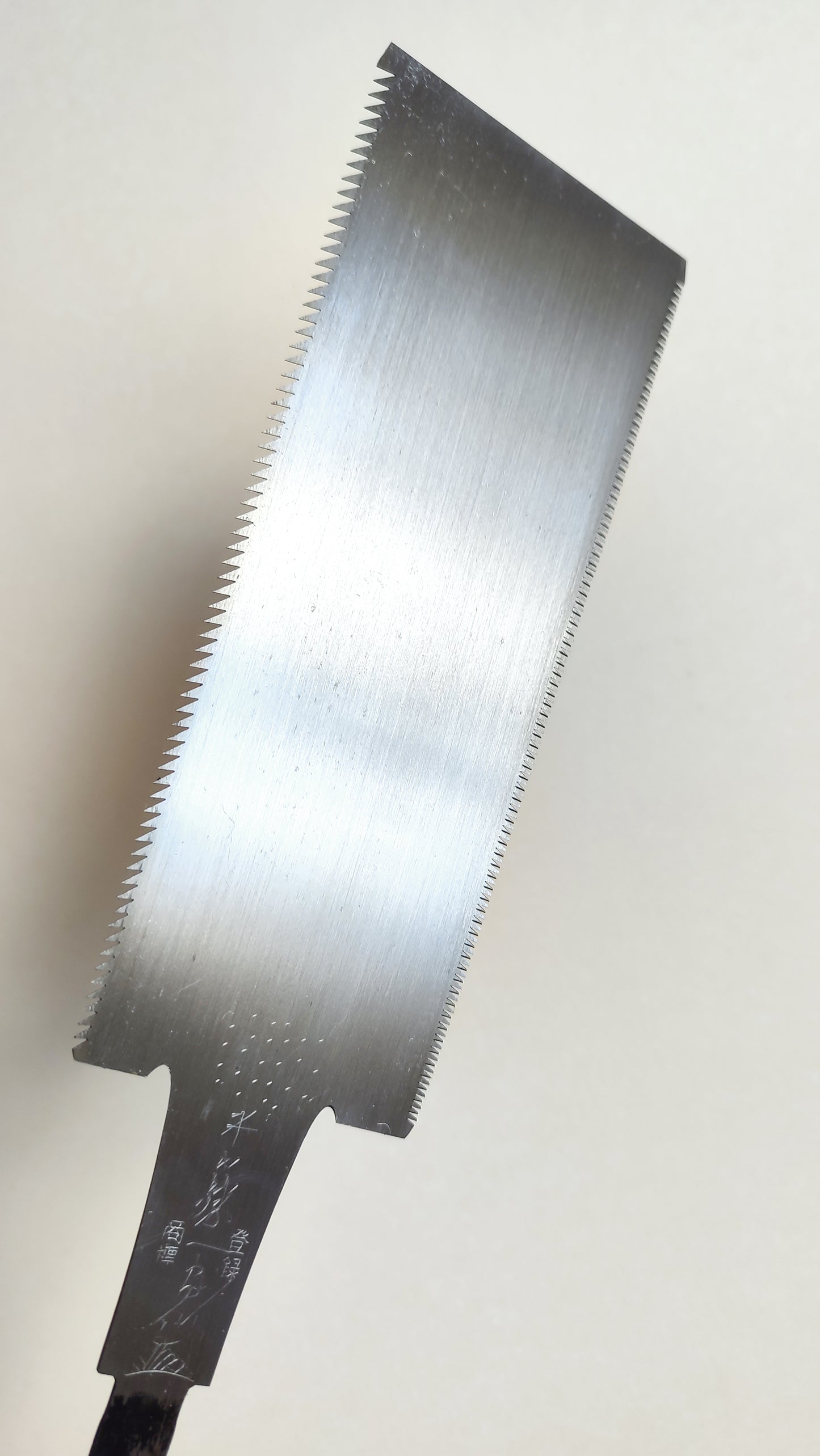 Magnifique scie japonaise forgée "Ryoba" 210mm
