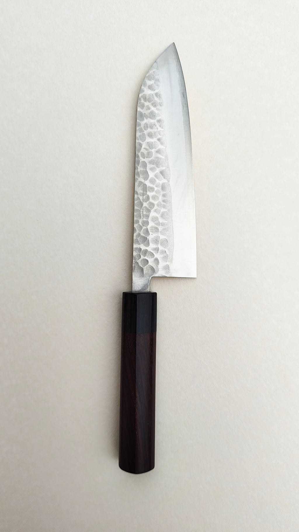 Magnifique couteau de cuisine japonais damassé "Santoku" VG10 165mm "Tsuchime"