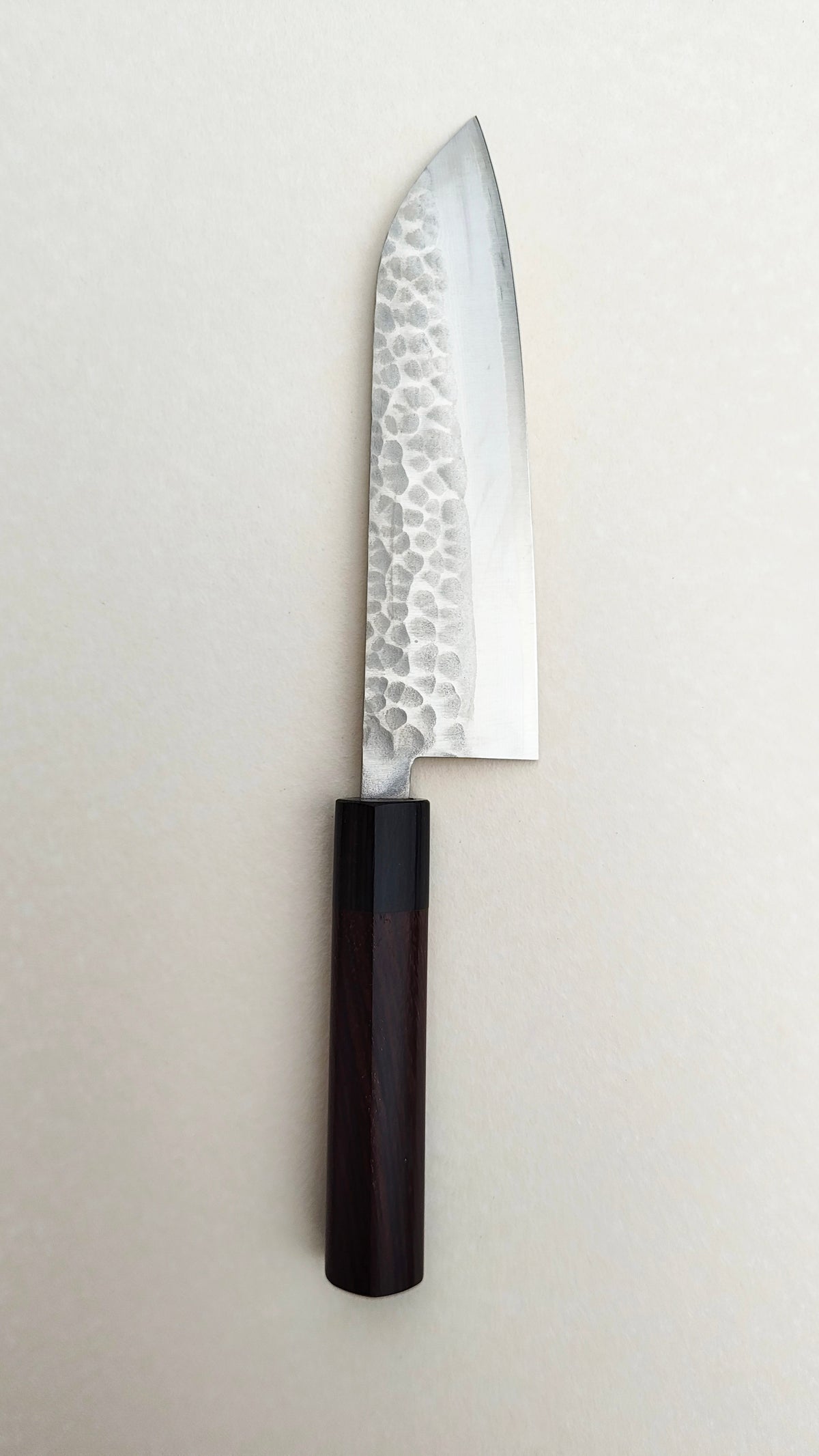 Magnifique couteau de cuisine japonais damassé "Santoku" VG10 165mm "Tsuchime"