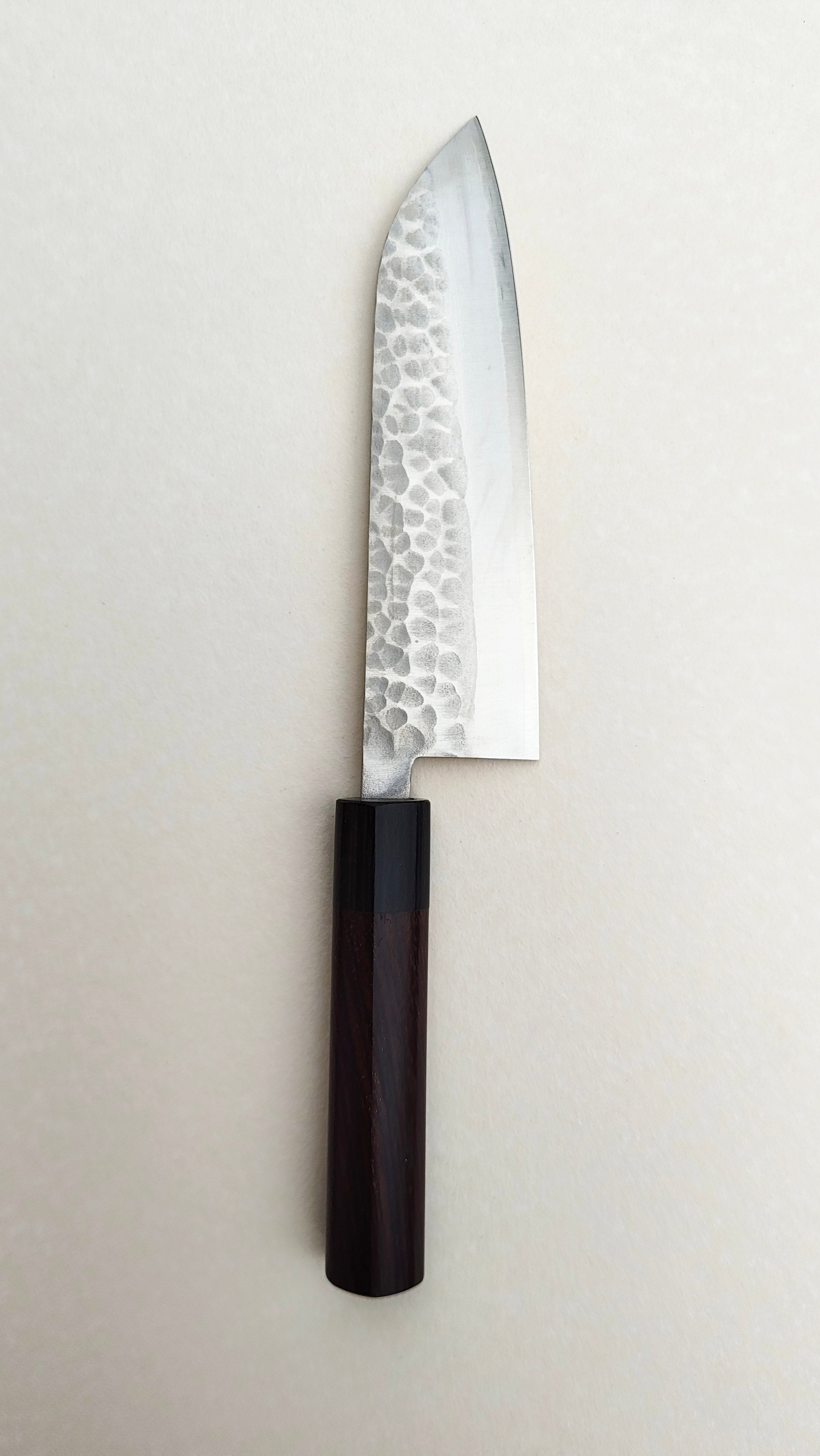 Magnifique couteau de cuisine japonais damassé "Santoku" VG10 165mm "Tsuchime"