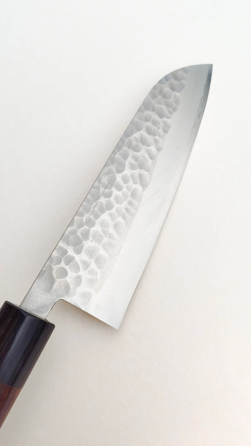Magnifique couteau de cuisine japonais damassé "Santoku" VG10 165mm "Tsuchime"