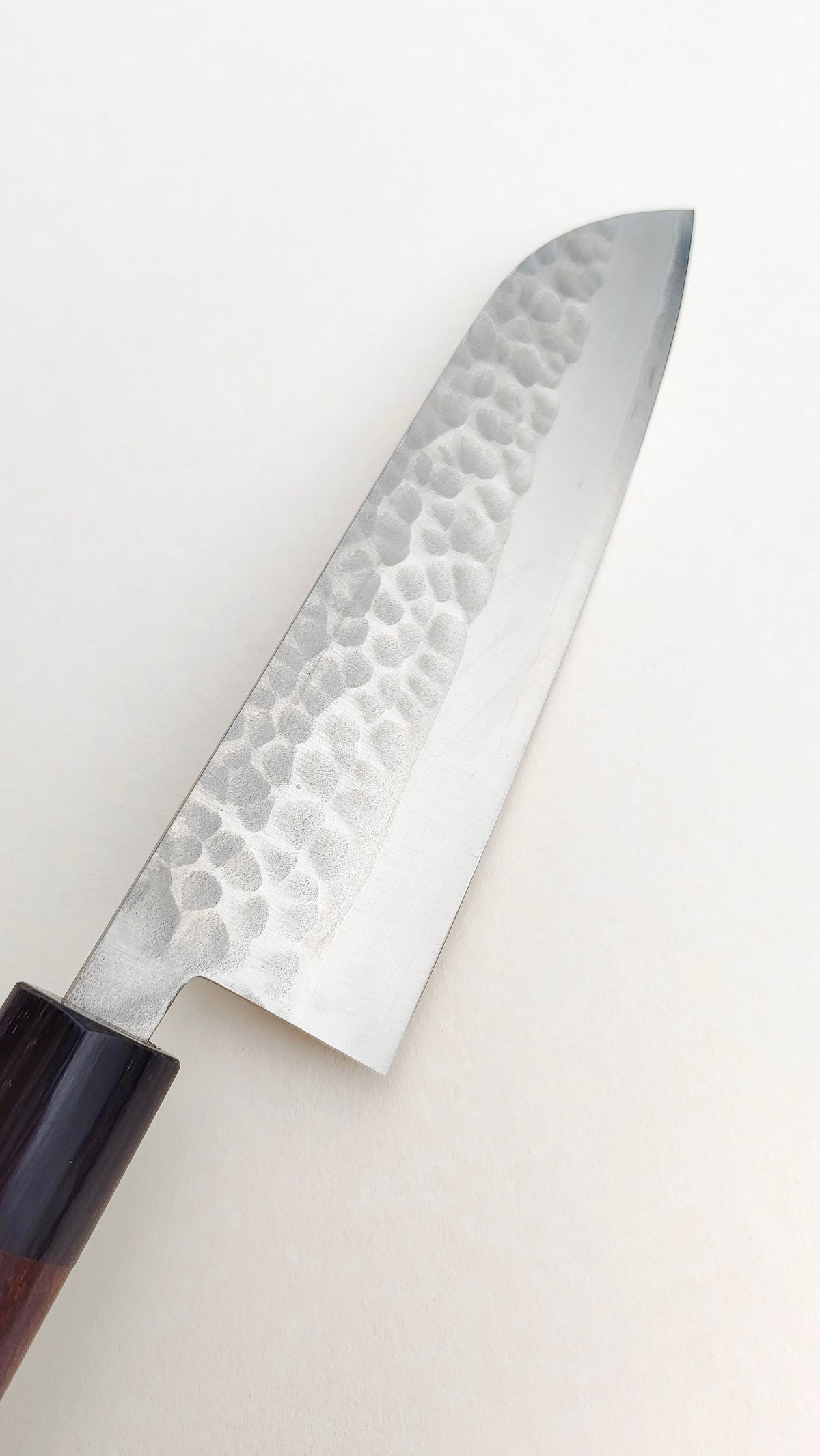 Magnifique couteau de cuisine japonais damassé "Santoku" VG10 165mm "Tsuchime"