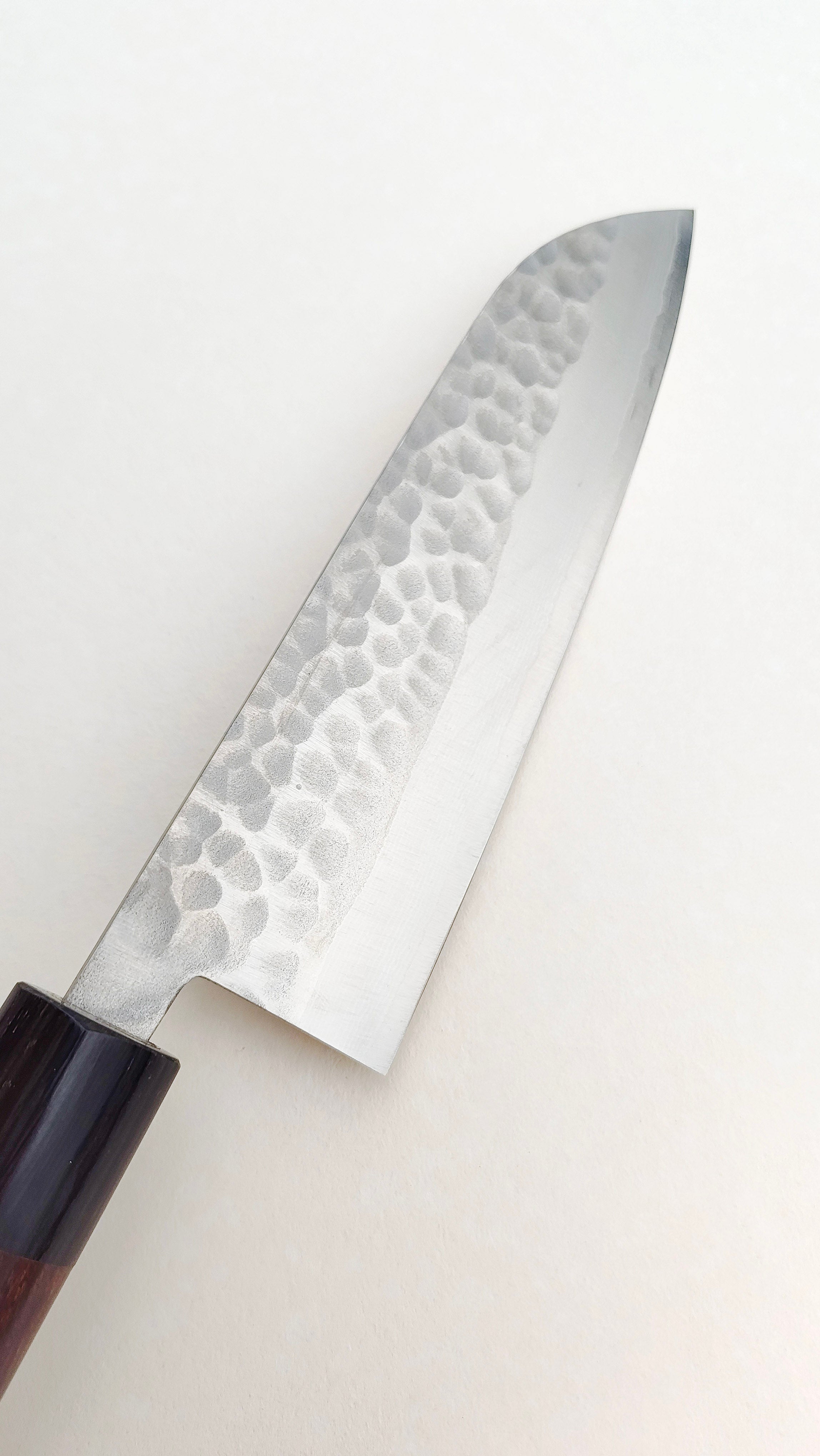 Magnifique couteau de cuisine japonais damassé "Santoku" VG10 165mm "Tsuchime"