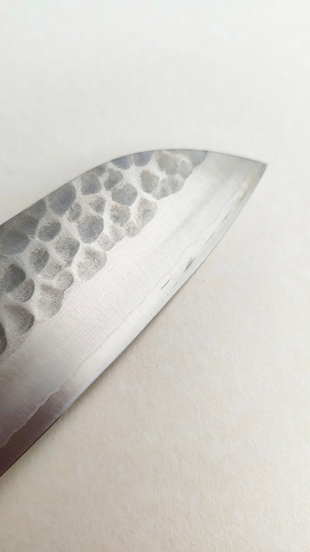 Magnifique couteau de cuisine japonais damassé "Santoku" VG10 165mm "Tsuchime"