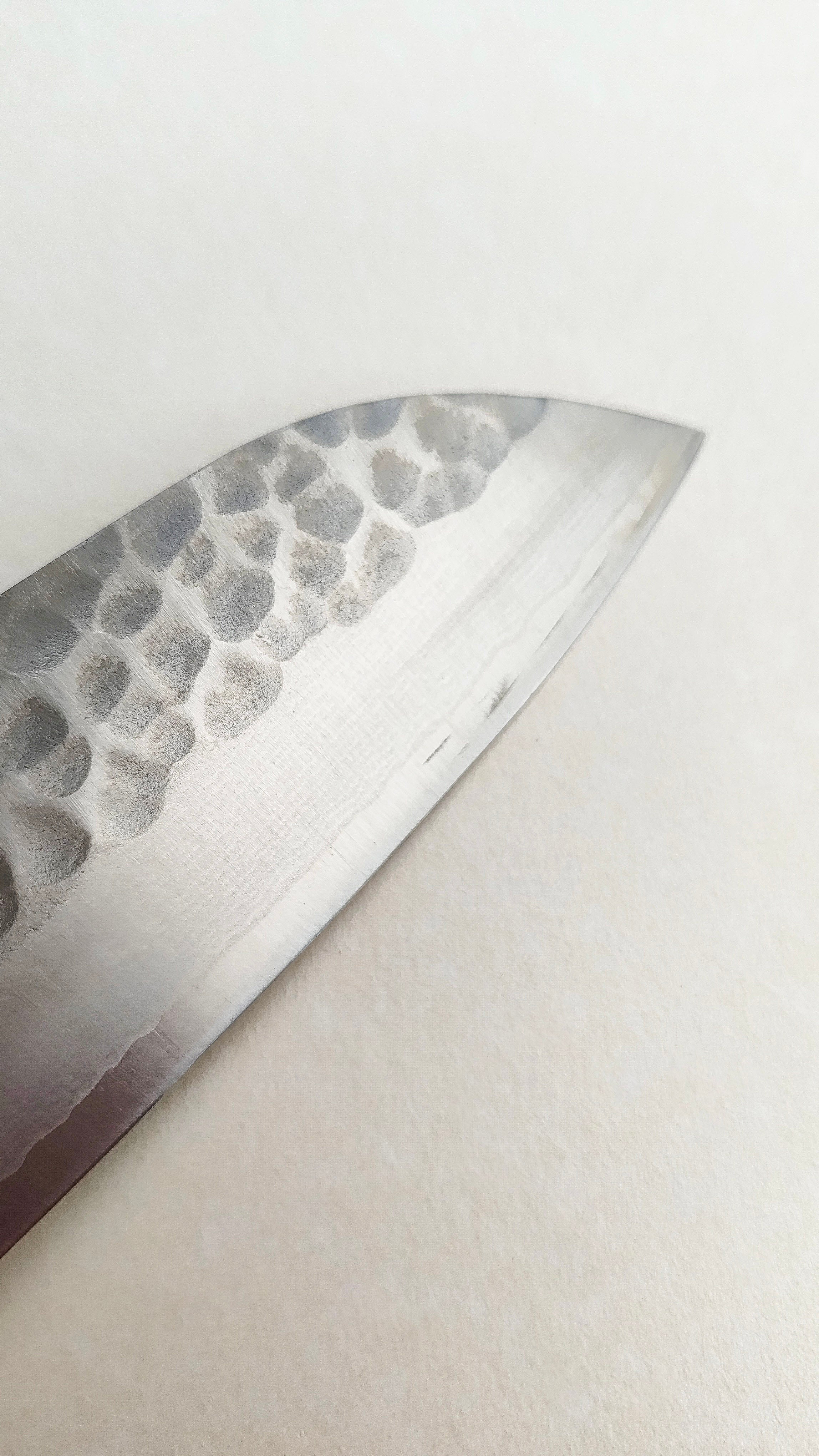 Magnifique couteau de cuisine japonais damassé "Santoku" VG10 165mm "Tsuchime"