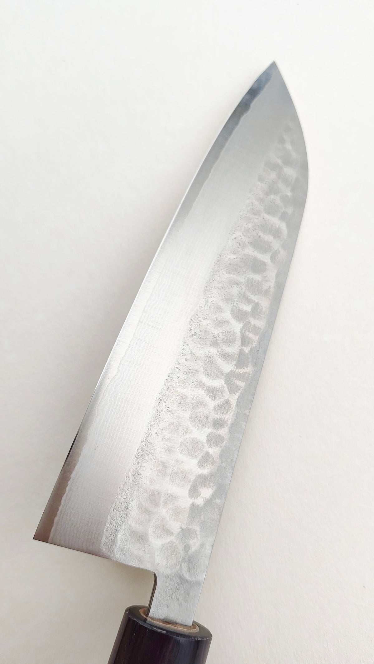 Magnifique couteau de cuisine japonais damassé "Santoku" VG10 165mm "Tsuchime"