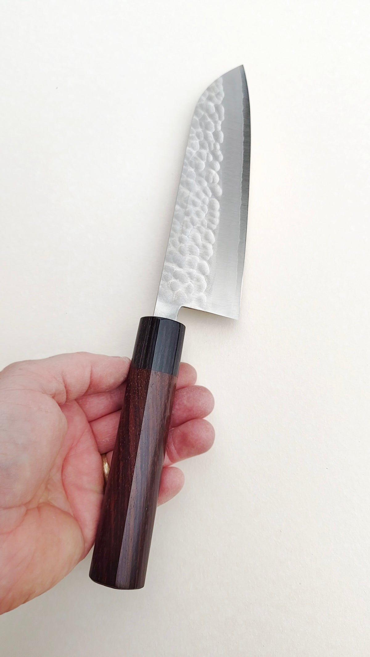 Magnifique couteau de cuisine japonais damassé "Santoku" VG10 165mm "Tsuchime"