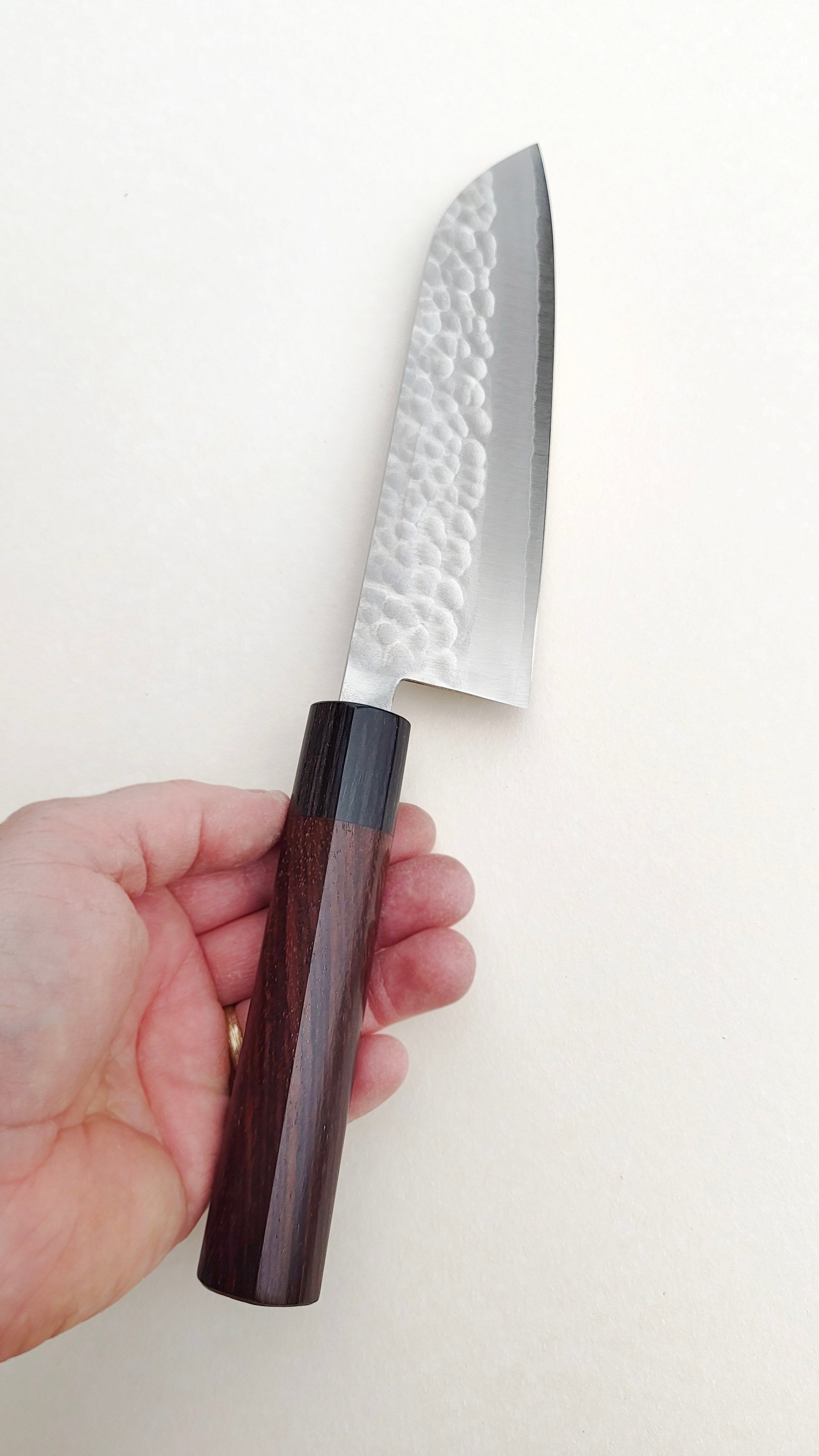 Magnifique couteau de cuisine japonais damassé "Santoku" VG10 165mm "Tsuchime"