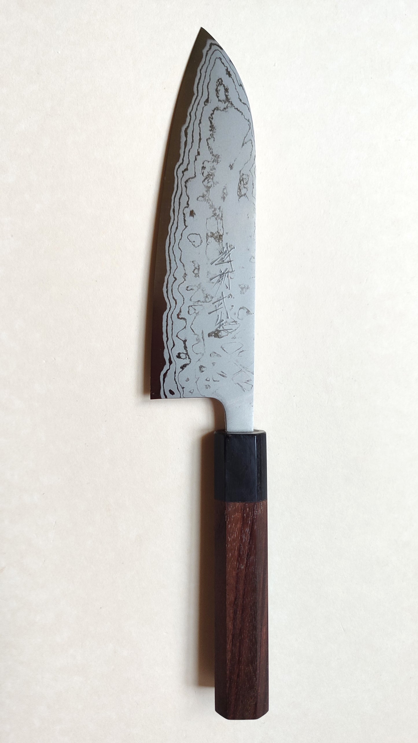 Magnifique couteau de cuisine japonais "Santoku" 165mm Damas "Shiro kamo"
