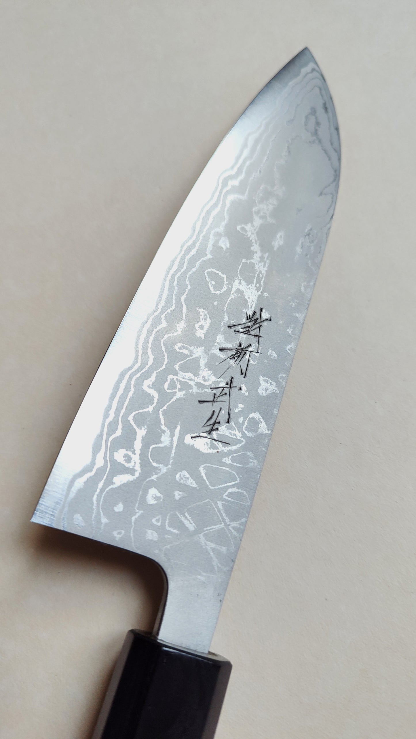 Magnifique couteau de cuisine japonais "Santoku" 165mm Damas "Shiro kamo"