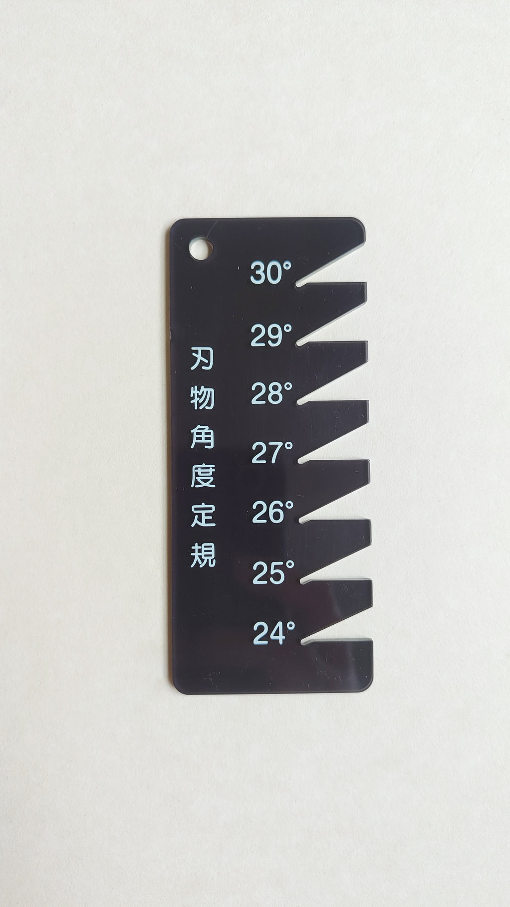 Jauge d'angle de vérification pour vos ciseaux japonais.