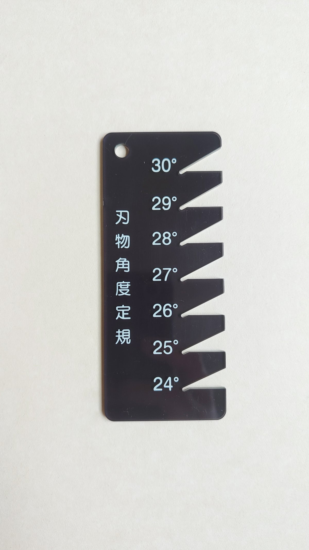 Jauge d'angle de vérification pour vos ciseaux japonais.