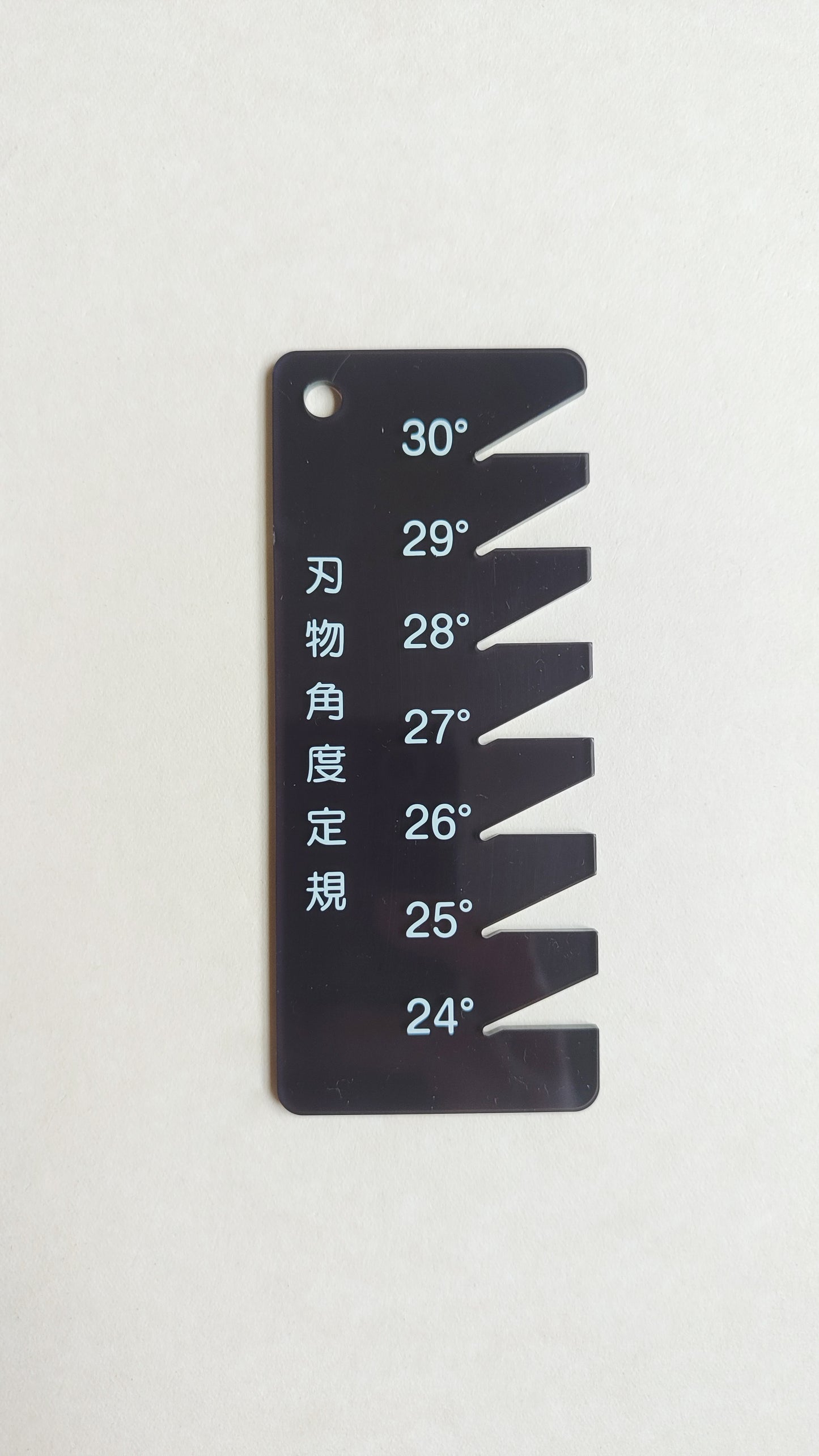 Jauge d'angle de vérification pour vos ciseaux japonais.