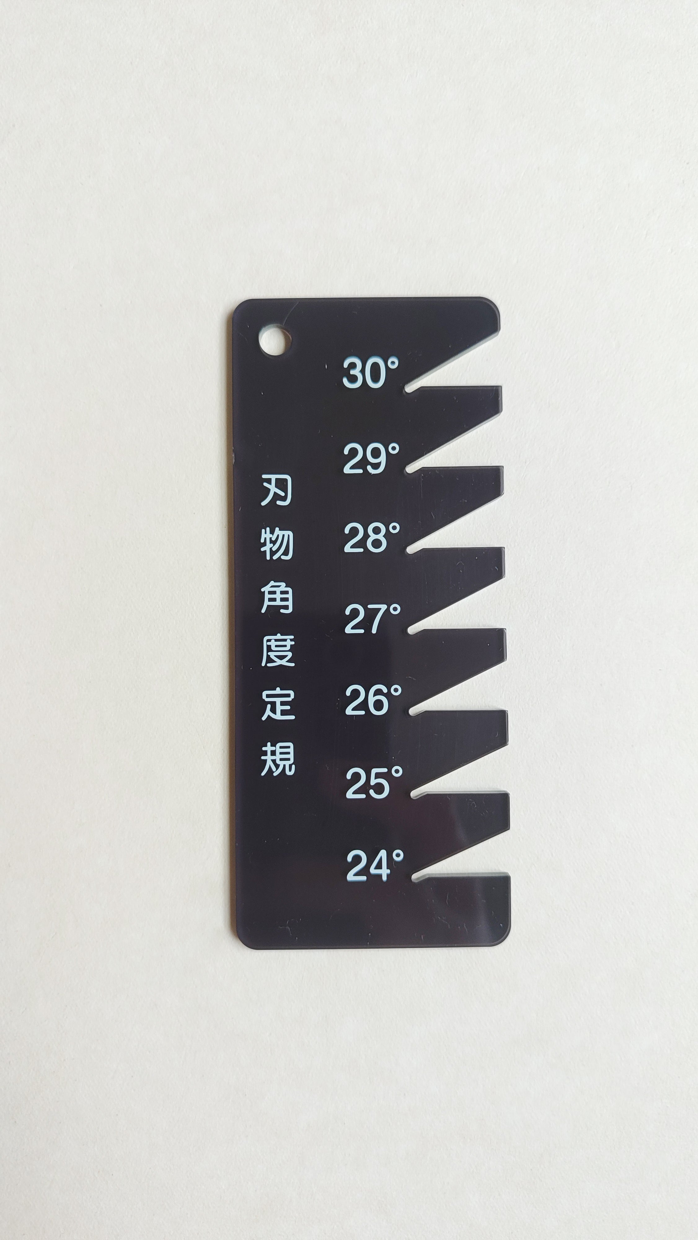 Jauge d'angle de vérification pour vos ciseaux japonais.