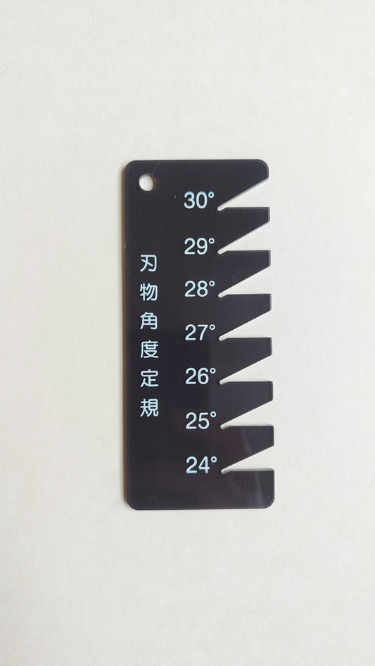 Jauge d'angle de vérification pour vos ciseaux japonais.