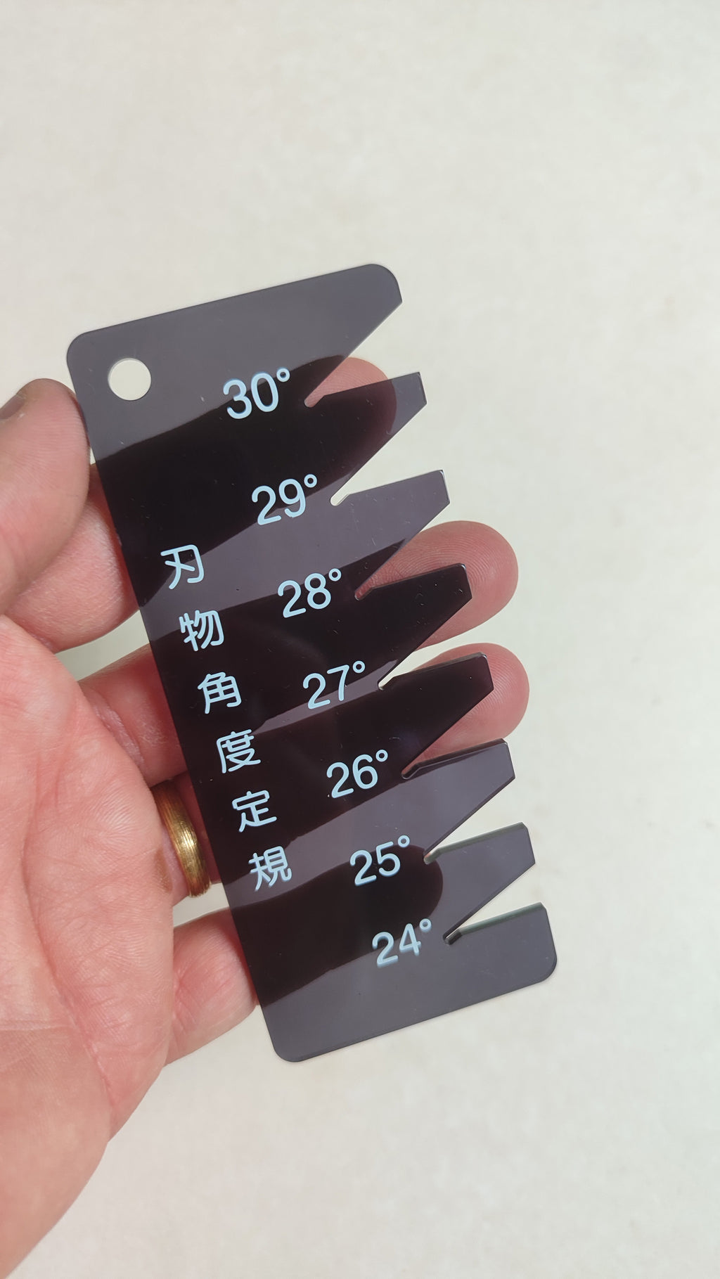 Jauge d'angle de vérification pour vos ciseaux japonais.