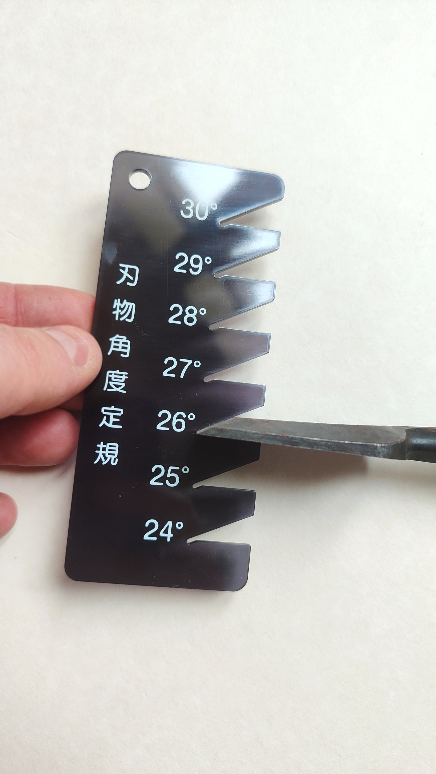 Jauge d'angle de vérification pour vos ciseaux japonais.