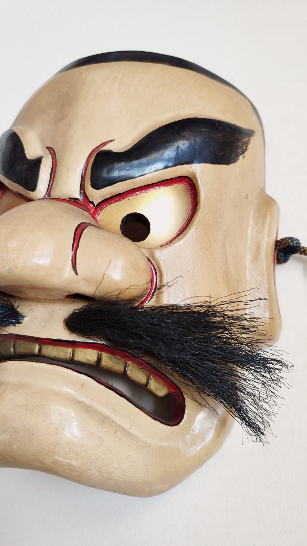 Masque du théâtre Noh de la divinité "Susano-o no Mikoto" sculpté par Hiramatsu Ryugaku (Copie)