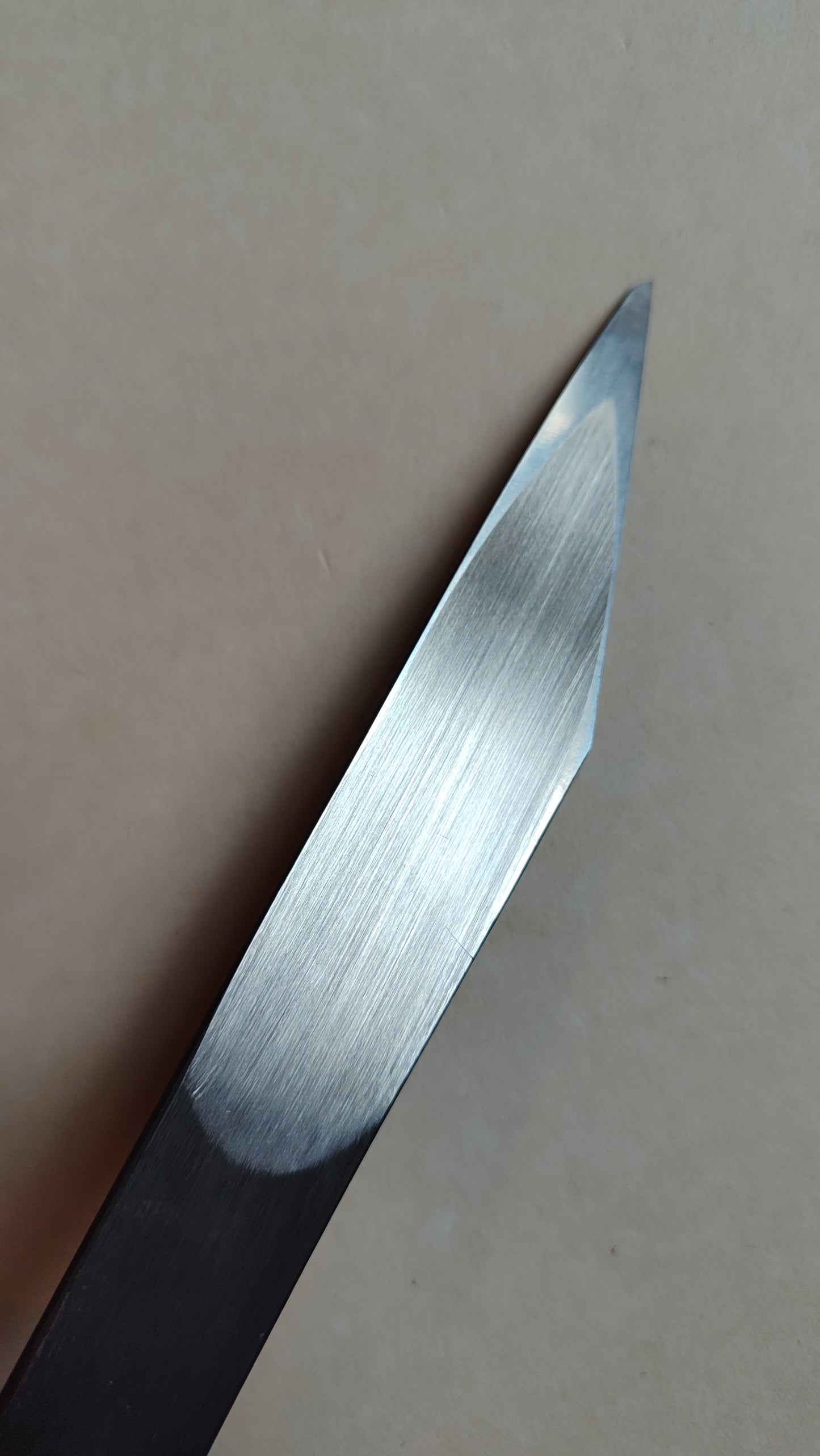 Couteau japonais gaucher "Kiridashi" forgé par Yoshihide Sakamitsu 24mm "Kurouchi"