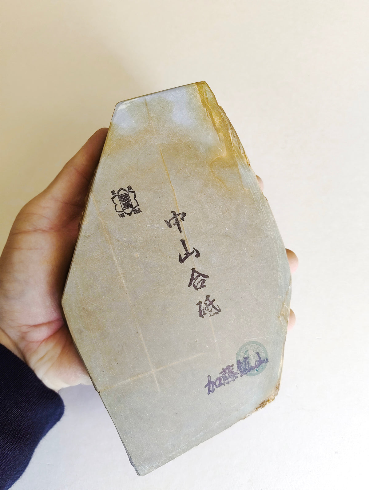 Petite pierre d'affûtage naturelle japonaise JNAT "Toishi"  180 X 125 X 20mm "Nakayama" 900gr
