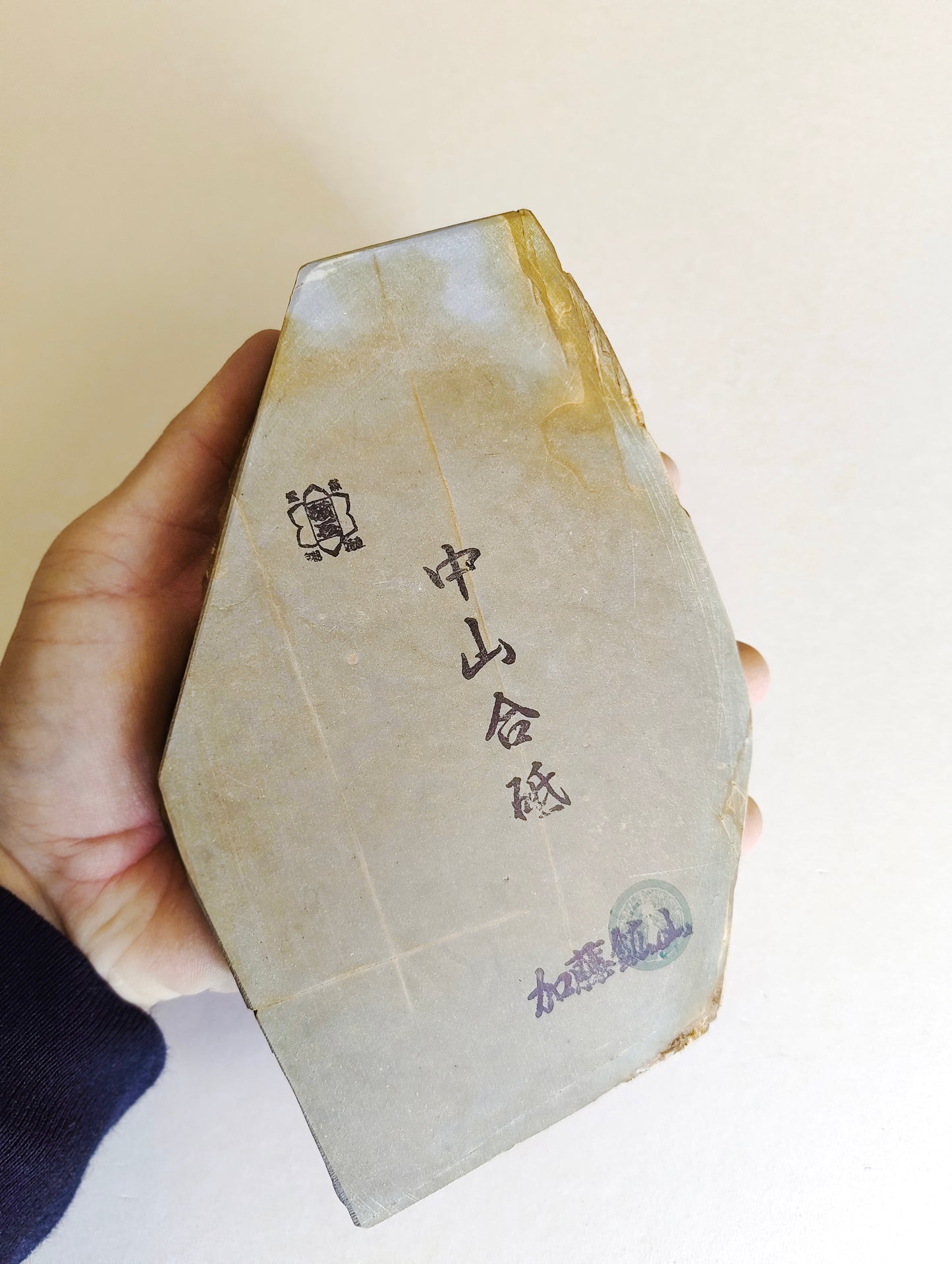 Petite pierre d'affûtage naturelle japonaise JNAT "Toishi"  180 X 125 X 20mm "Nakayama" 900gr