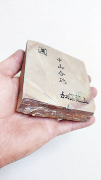 Petite pierre d'affûtage naturelle japonaise JNAT "Koppa"  95 X 93 X 21 mm "Nakayama"
