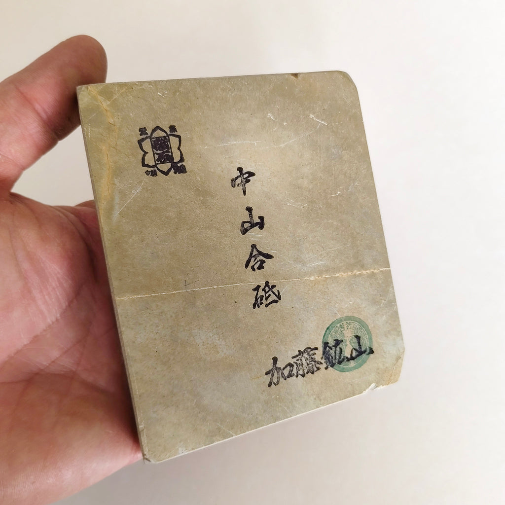 Petite pierre d'affûtage naturelle japonaise JNAT "Koppa"  110 X 91 X 17,5mm "Nakayama"440gr