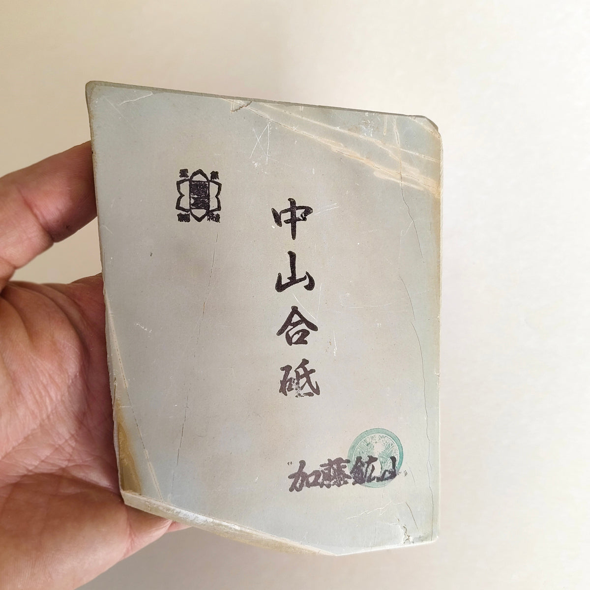 Petite pierre d'affûtage naturelle japonaise JNAT "Koppa"  145 X 105 X 11mm "Nakayama" 350gr