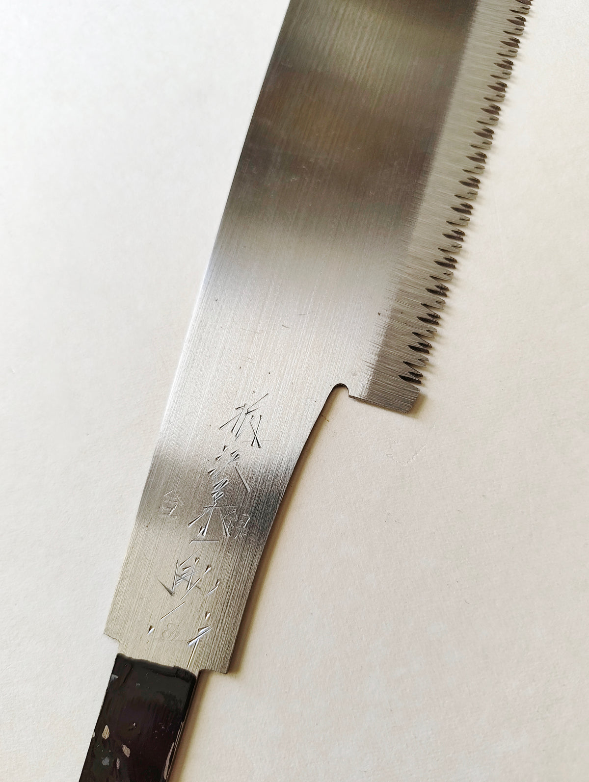 Scie japonaise forgée "Kataba" 240mm "Eisuke Karasawa" bois durs
