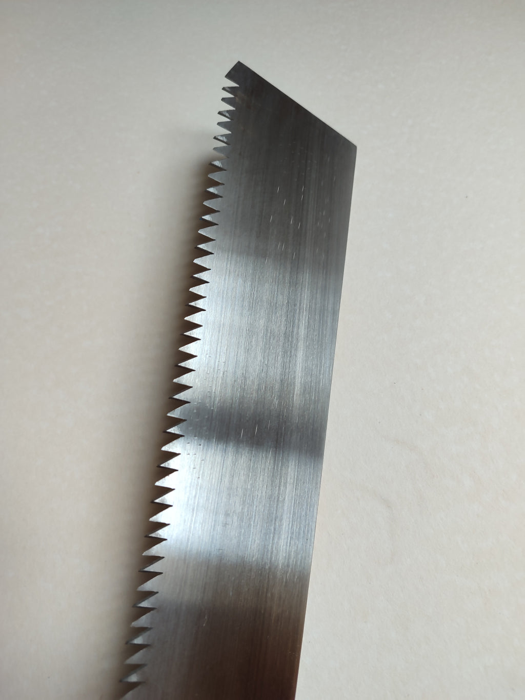 Très grande scie japonaise forgée "Temagorii-nokogiri" 450mm "Unokichi"