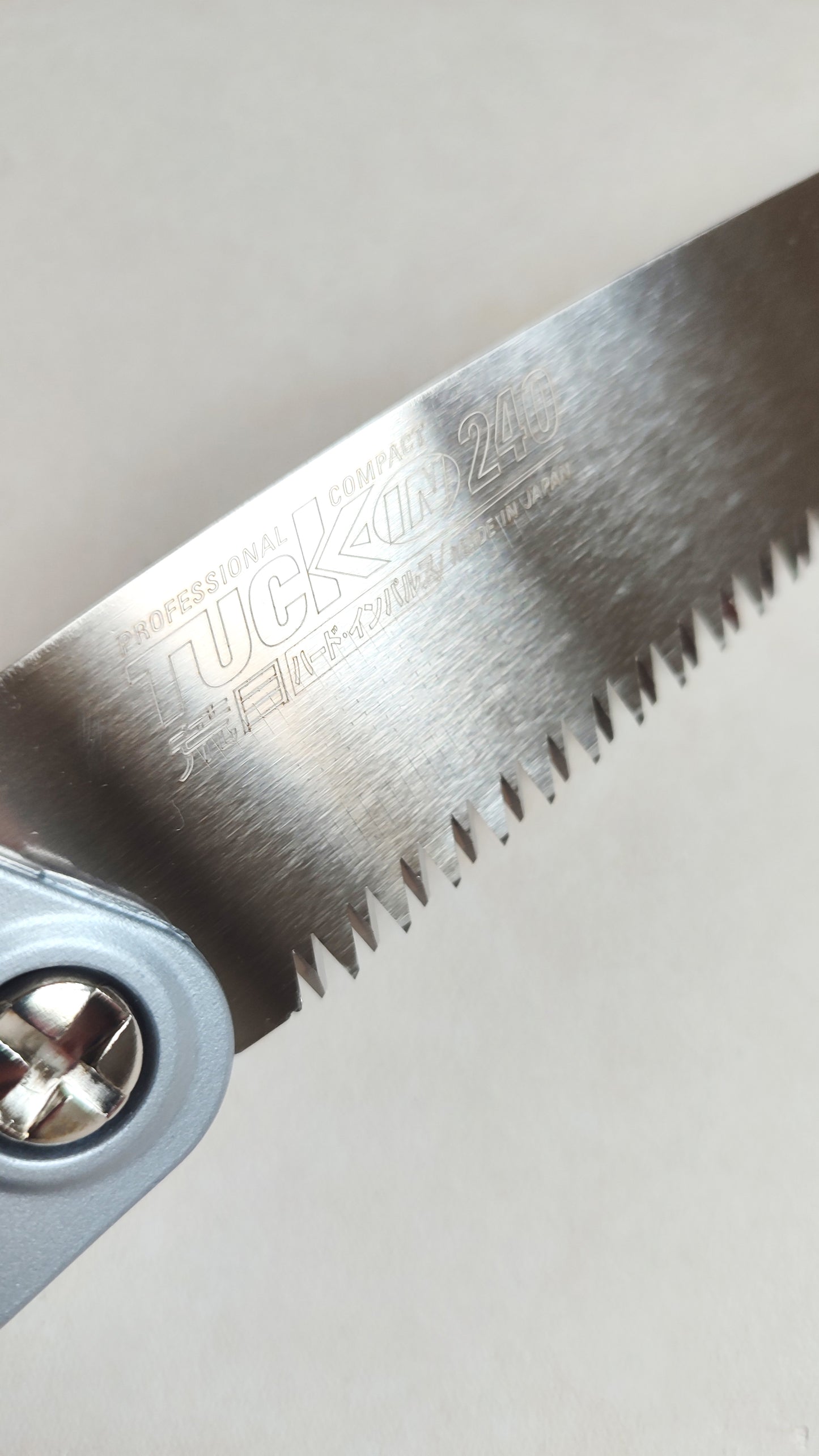 Scie japonaise pliable compact "Tuck-in" 240mm Z-saw