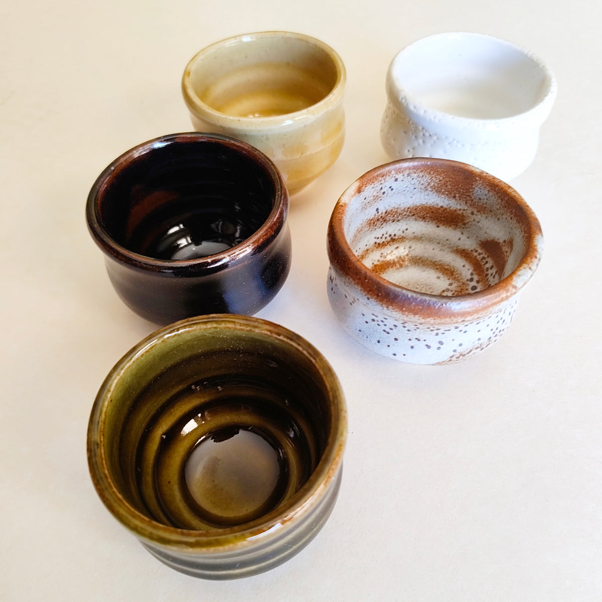 Set med fem temuggar i Mino-keramik 70 mm