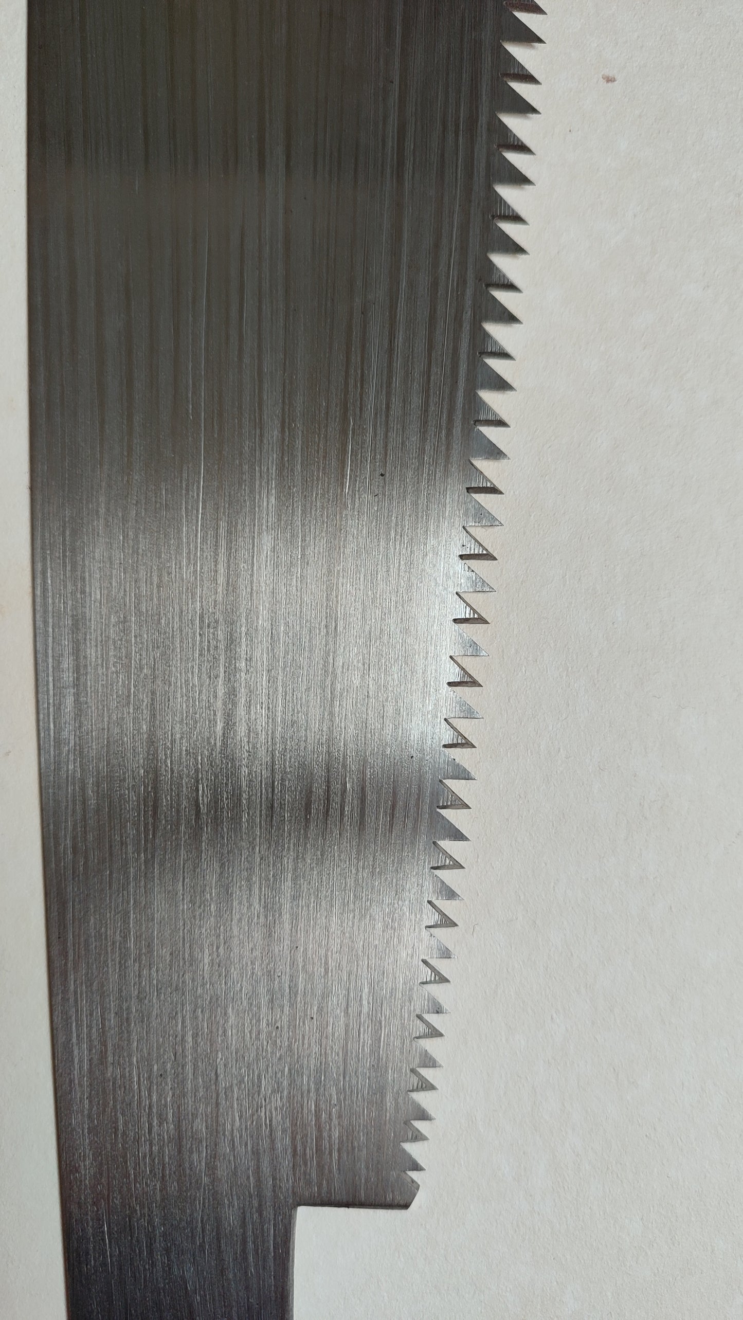 Longue scie japonaise forgée "Anahiki-nokogiri" 420mm "Akihiro Uchitora"