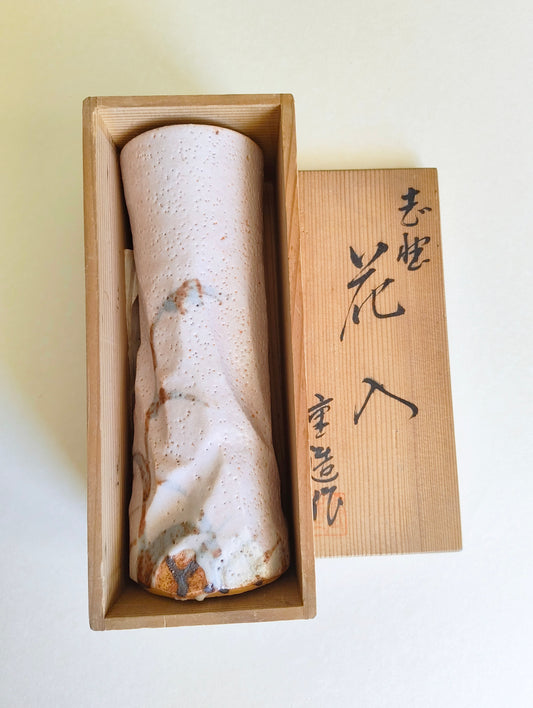 Vase japonais de style "Mino" fabriqué par "Shigezo Sato" 210mm